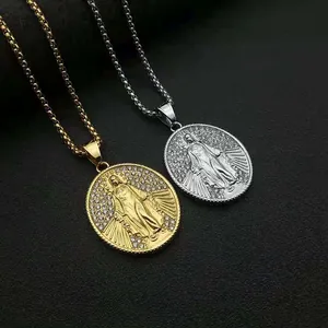 Detail von Gold- und Silber-Jungfrau Maria Anhängern mit Kristallen an Rundboxketten