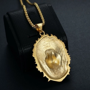 Vue détaillée du dos du pendentif tête de lion plaqué or avec chaîne maille box texturée
