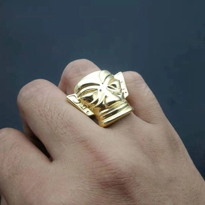 Sanxingdui Maske Ring für Herren mit Vakuumvergoldung aus Edelstahl im Retro-Stil