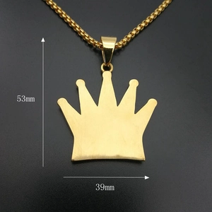 Goldener Hip-Hop-Kronenanhänger mit Maßen 53mm x 39mm auf schwarzem Grund