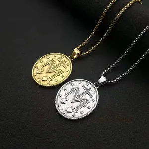 Details goldener und silberner religiöser Münzanhänger mit Kreuz und Sternen auf Leder