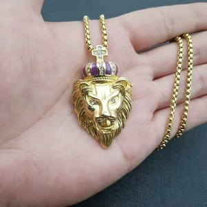 Collier hip hop plaqué or avec pendentif tête de lion, couronne et zircons brillants