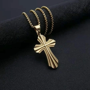 Collier avec pendentif croix punk dorée et chaîne vénitienne sur fond noir pour unisexe