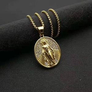 Nahaufnahme des goldenen Maria-Anhängers mit Zirkonia-Steinen und Box-Halskette