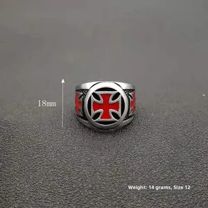 Détail de la bague punk vintage en acier inoxydable avec croix en émail rouge, 18mm