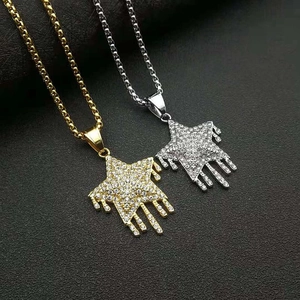 Détail de pendentifs étoile hip hop avec effet goutte et zircons micro-pave en or et argent