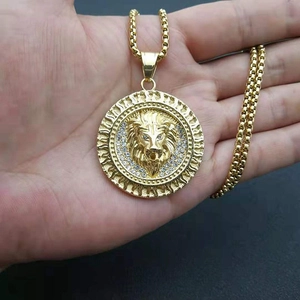 Dettaglio della collana con ciondolo testa di leone dorato e strass lucidi