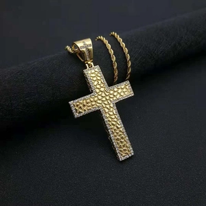 Pendentif croix doré avec texture pépite et strass brillants sur chaîne torsadée