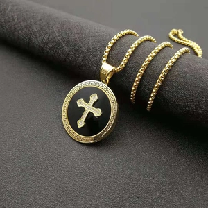 Collier hip hop plaqué or avec pendentif croix et motif grec sur cuir noir élégant