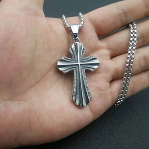 Collier avec pendentif croix en acier inoxydable argenté et relief vertical texturé