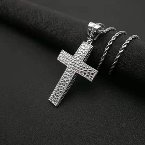 Pendentif croix en acier argenté style hip hop avec chaîne torsadée épaisse