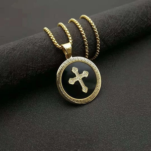 Collier en acier doré hip hop avec pendentif croix pavé et motif de clé grecque circulaire