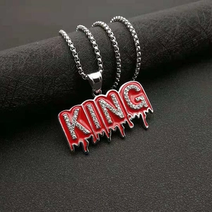 Collier pendentif KING hip hop avec effet gouttes d'huile rouge et strass brillants
