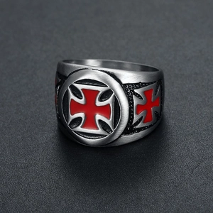 Bague Homme en Acier Inoxydable 316L Style Motard Punk Rétro Avec Croix de Fer en Émail Rouge Finition Métal Brossé