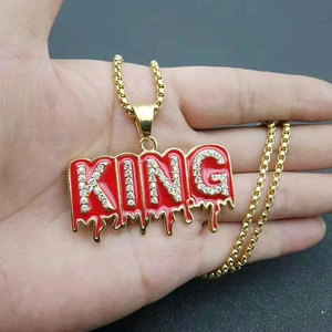 Collier KING hip hop plaqué or en acier inoxydable avec émail rouge et strass brillants