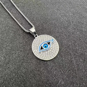 Détail du collier pendentif œil maléfique argenté avec zircons sertis et chaîne maille