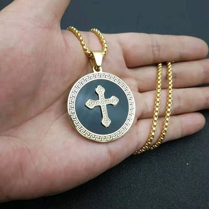 Collier hip hop plaqué or avec pendentif croix en zircon et motif méandre grec