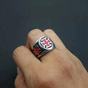 Bague punk en acier inoxydable pour homme avec croix de fer rouge sur le doigt
