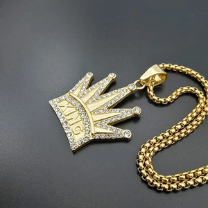 Hiphop-Stil vergoldeter Edelstahl King Crown Anhänger mit funkelnden Kristallen