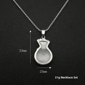 Vue détaillée du pendentif sac d'argent en acier argenté avec texture et taille 53mm