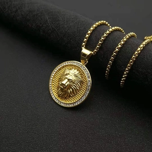 Pendentif tête de lion hip hop en acier inoxydable plaqué or avec cristaux étincelants