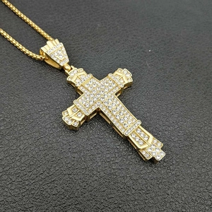 Κολιέ με σταυρό hip-hop από επιχρυσωμένο ανοξείδωτο ατσάλι με λαμπερά ζιργκόν