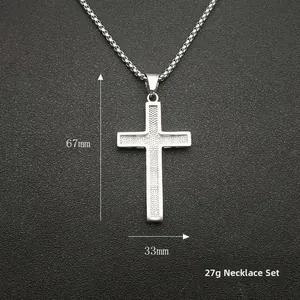 Vue détaillée d'un pendentif croix argenté 67mm x 33mm avec une chaîne à mailles box