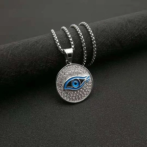 Détail macro du pendentif œil bleu en argent avec émail et strass étincelants