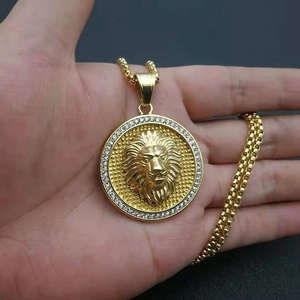 Pendentif tête de lion hip hop en finition dorée avec zircons étincelants