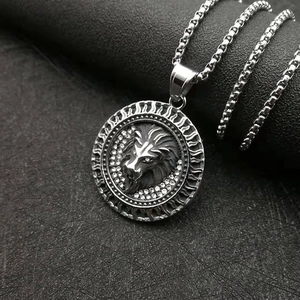 Pendentif tête de lion en acier inoxydable poli avec strass et motif de flamme détaillé
