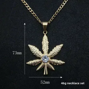 Dettaglio pendente foglia di acero placcato oro con zircone 9mm e catena cubana oro