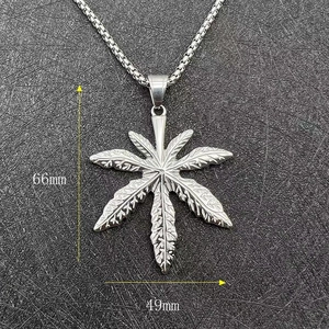 Vue macro détaillée du pendentif feuille d'érable de 66mm sur une chaîne à mailles carrées