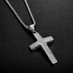 Détail du pendentif croix hip-hop avec cristaux sertis sur une chaîne box en argent