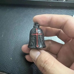 Detailansicht der Vintage-Bikerglocke mit rotem Kreuz und Engel-Relief-Flügeln