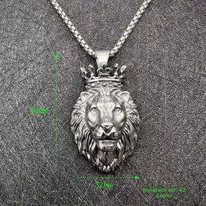 Détail du pendentif tête de lion punk hip-hop avec couronne sur une chaîne en acier