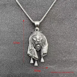 Vue détaillée du pendentif tête de lion punk mesurant 62 mm de haut et 30 mm de large