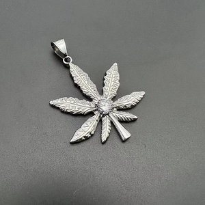 Dettaglio del ciondolo a foglia in acciaio inossidabile con zircone centrale da 9mm