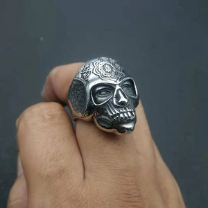 Vintage gothic skull ring for men in stainless steel with detailed floral carvings