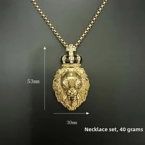 Détail du pendentif lion hip-hop doré 53mm x 30mm avec couronne en strass et croix
