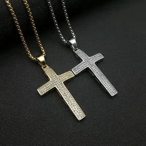 Vue macro détaillée des pendentifs croix hip-hop en or et argent sertis de pierres zircons