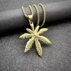 Collier pendentif feuille d'érable doré pour homme avec chaîne en acier inoxydable