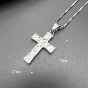 Vue détaillée du pendentif croix hip-hop argenté avec dimensions de 27 mm de large et 52 mm