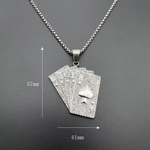 Detailansicht des Poker-Royal-Flush-Anhängers in Silber mit Maßen 57mm mal 41mm