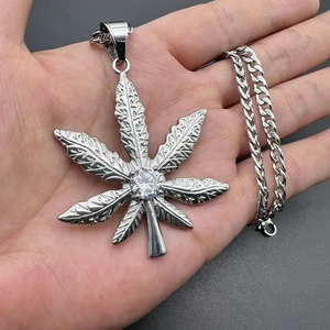 Collana con ciondolo a foglia d'acero in acciaio inossidabile dorato e zircone da 9mm