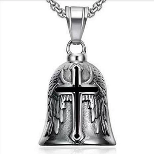 Detailansicht der Vintage Biker-Glocke mit gotischem Kreuz und Engelsflügeln aus Stahl