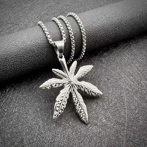 Collier en acier inoxydable pour hommes avec un pendentif en forme de feuille d'érable