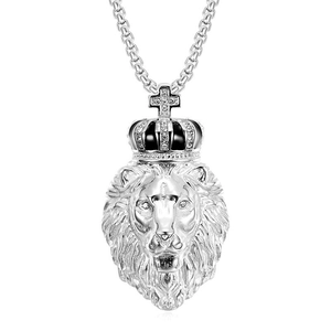Détail du pendentif tête de lion avec couronne noire et croix brillante sur chaîne