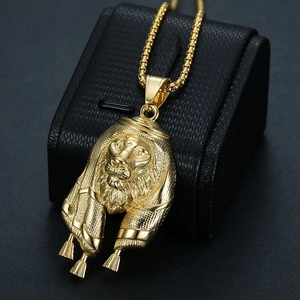 Collier avec pendentif tête de lion de style moyen-oriental avec détails Keffieh