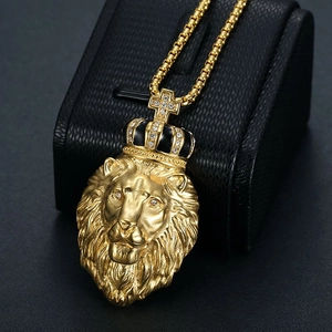 Collier pendentif tête de lion plaqué or hip-hop avec couronne et strass brillants