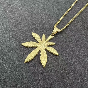 Collier avec pendentif feuille d'érable doré en acier inoxydable et chaîne à mailles